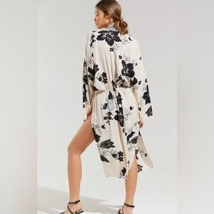 Billabong "Sea The Sun" Long Flowy Floral Kimono/Duster Beige & Black Size L
